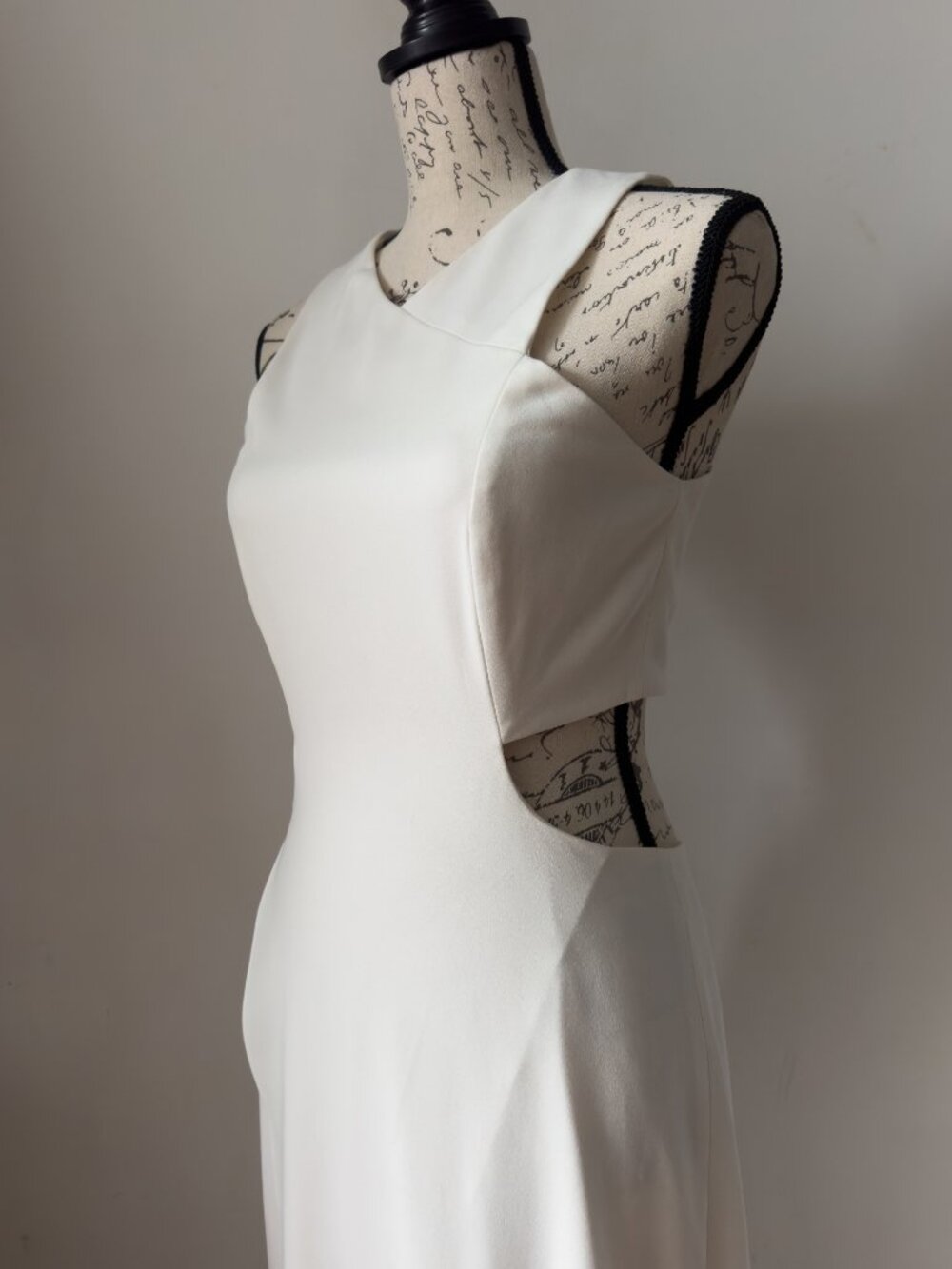 Halston Heritage Ivory Cutout Crepe Gown Size 4 - Picture 4 of 13